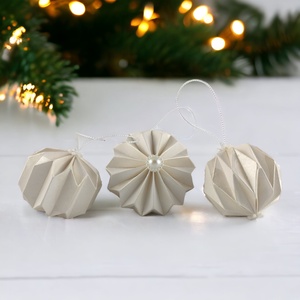 10 darabos origami karácsonyfadísz szett törtfehér színben � Egyedi kézműves papírdíszek LNTFH008 - karácsony - karácsonyi lakásdekoráció - karácsonyfadíszek - Meska.hu