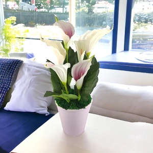 Mályva, fehér és krém színű kála lila agyagkaspóban - otthon & lakás - dekoráció - virágdísz és tartó - csokor & virágdísz - Meska.hu