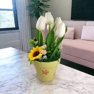 Fehér tulipánok színes agyagkaspóban napraforgóval TUG546FH - Meska.hu
