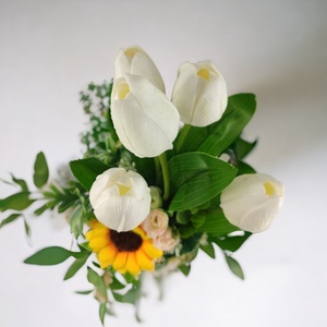 Fehér tulipánok színes agyagkaspóban napraforgóval TUG546FH - otthon & életmód - dekoráció - virágdísz és tartó - csokor & virágdísz - Meska.hu