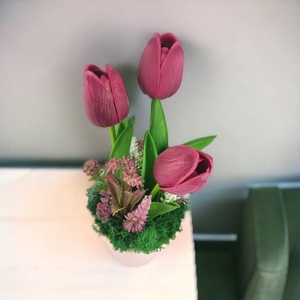 Bordó tulipánok barackszínű kaspóban kis virágokkal TUG308BO - otthon & életmód - dekoráció - virágdísz és tartó - csokor & virágdísz - Meska.hu