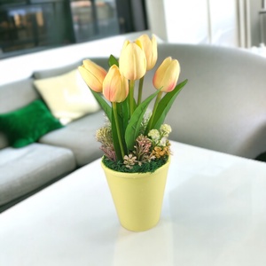Barackszínű cirmos tulipánok kaspóban kis virágokkal TUG556BC, Otthon & Lakás, Dekoráció, Virágdísz és tartó, Csokor & Virágdísz, Virágkötés, MESKA