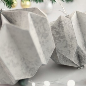 Origami karácsonyfadíszek fehér, ezüst márványmintás színben  10 darabos egyedi kézműves dísz szett LNTFH005 - karácsony - karácsonyi lakásdekoráció - karácsonyfadíszek - Meska.hu