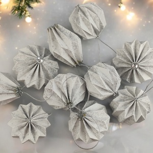 Origami karácsonyfadíszek fehér, ezüst márványmintás színben  10 darabos egyedi kézműves dísz szett LNTFH005 - karácsony - karácsonyi lakásdekoráció - karácsonyfadíszek - Meska.hu