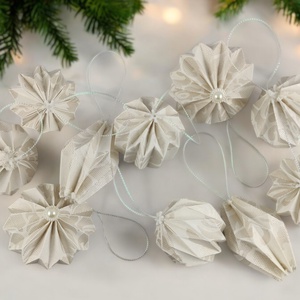 10 darabos origami karácsonyfadísz szett fehér és világos beige színben  Egyedi kézműves papírdíszek LNTFH009 - karácsony - karácsonyi lakásdekoráció - karácsonyfadíszek - Meska.hu