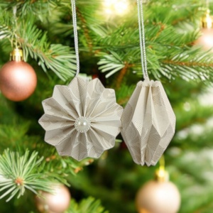 10 darabos origami karácsonyfadísz szett fehér és világos beige színben  Egyedi kézműves papírdíszek LNTFH009 - karácsony - karácsonyi lakásdekoráció - karácsonyfadíszek - Meska.hu