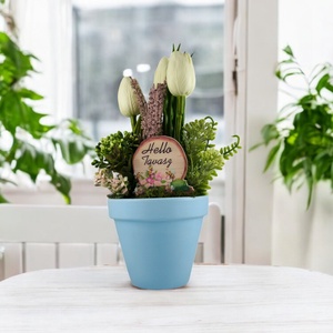 Fehér tulipánok dús tavaszi virágágyon Hello Tavasz táblával TUG323FHKE - otthon & életmód - dekoráció - virágdísz és tartó - csokor & virágdísz - Meska.hu