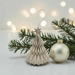 Világos beige mintás fenyőfa formájú karácsonyfadísz FF138, Karácsony, Karácsonyi lakásdekoráció, Karácsonyfadíszek, Papírművészet, MESKA