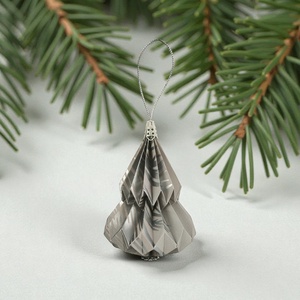 Szürke, ezüst fenyőfa formájú karácsonyfadísz KF001, Karácsony, Karácsonyi lakásdekoráció, Karácsonyfadíszek, Papírművészet, MESKA