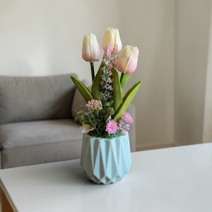 Krém, rózsaszín tulipánok kerámiakaspóban TUG327KRRS, Otthon & Életmód, Virágdekoráció, Virágdíszek, Virágdísz kaspóban, Virágkötés, MESKA
