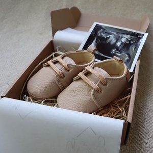 Beige Little Shoes Box - Terhességbejelentő doboz - játék & sport - babalátogató ajándékcsomag - Meska.hu