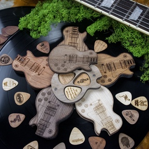 Les Paul Gitár Formájú Pengető Tartó  2 - könyv & zene - hangszer & hangszertok - Meska.hu