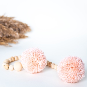 Rózsaszín pompom fityegő, Gyerekszoba dekor, Otthon & Életmód, Babaszoba, gyerekszoba, Babaszoba dekoráció, Csomózás, Fonás (csuhé, gyékény, stb.), MESKA