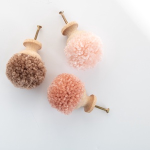 Pompon bútorgomb, pompom bútorfogantyú, Gyerekszoba dekor, Babaszoba dekor, Otthon & Életmód, Bútor, Bútorfogantyú, Csomózás, Famegmunkálás, MESKA