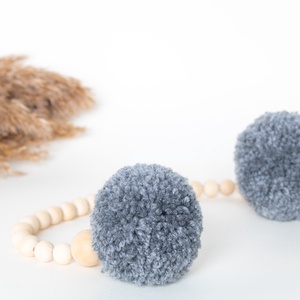 Szürke pompom fityegő, Gyerekszoba dekor, Otthon & Életmód, Babaszoba, gyerekszoba, Babaszoba dekoráció, Csomózás, Fonás (csuhé, gyékény, stb.), MESKA