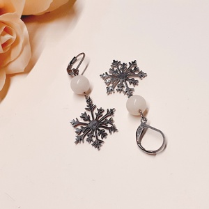 Hókvarc fülbevaló hópehely dísszel - ékszer - fülbevaló - lógó fülbevaló - Meska.hu