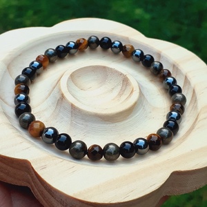 Bőség erejével karkötő pirittel, ónixszal, tigrisszemmel és hematittal, unisex ékszer  - ékszer - karkötő - bogyós karkötő - Meska.hu