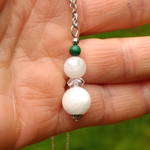 Védelmező nyaklánc malachittal, szivárvány holdkővel és hegyikristállyal - ékszer - nyaklánc - bogyós nyaklánc - Meska.hu