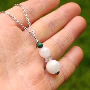 Védelmező nyaklánc malachittal, szivárvány holdkővel és hegyikristállyal - ékszer - nyaklánc - bogyós nyaklánc - Meska.hu