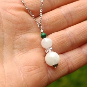 Védelmező nyaklánc malachittal, szivárvány holdkővel és hegyikristállyal - ékszer - nyaklánc - bogyós nyaklánc - Meska.hu