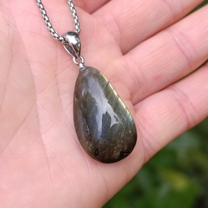 Csepp alakú AA minőségű labradorit medál nemesacél lánccal - ékszer - nyaklánc - medálos nyaklánc - Meska.hu