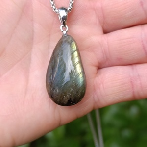 Csepp alakú AA minőségű labradorit medál nemesacél lánccal - ékszer - nyaklánc - medálos nyaklánc - Meska.hu