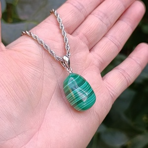 Malachit nyaklánc csavart nemesacél nyakláncon - ékszer - nyaklánc - medál - Meska.hu