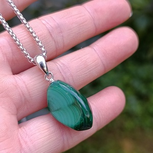 Malachit medál nemesacél nyakláncon - ékszer - nyaklánc - medálos nyaklánc - Meska.hu