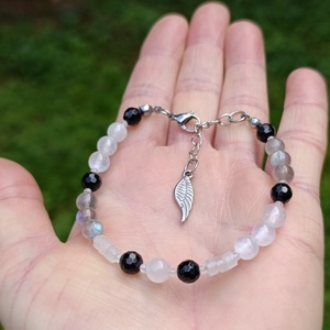 AA minőségű labradorit, turmalin, szelenit és hegyikristályok kapcsos ásvanykarkötő angyalszárnnyal - ékszer - karkötő - ásványkarkötő - Meska.hu