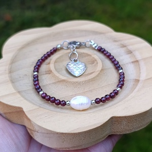 Gránát és édesvízi gyöngy kapcsos ásványkarkötő   - Meska.hu