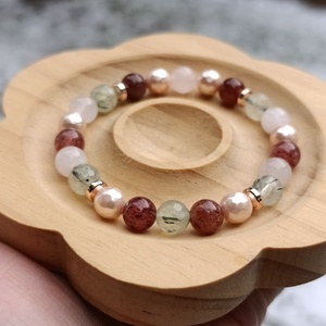 Ölelés ásványkarkötő prehnittel, eperkvarccal, rózsakvarccal és kagylóhéjjal, Ékszer, Karkötő, Ásványkarkötő, Ékszerkészítés, MESKA