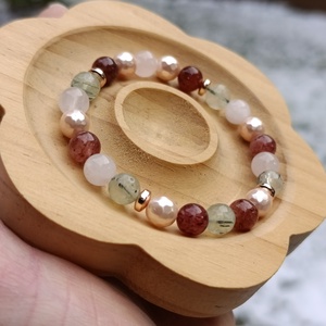 Ölelés ásványkarkötő prehnittel, eperkvarccal, rózsakvarccal és kagylóhéjjal - ékszer - karkötő - ásványkarkötő - Meska.hu