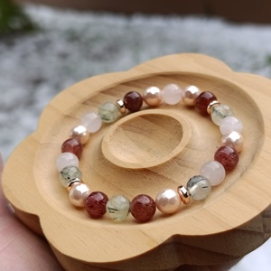 Ölelés ásványkarkötő prehnittel, eperkvarccal, rózsakvarccal és kagylóhéjjal - ékszer - karkötő - ásványkarkötő - Meska.hu