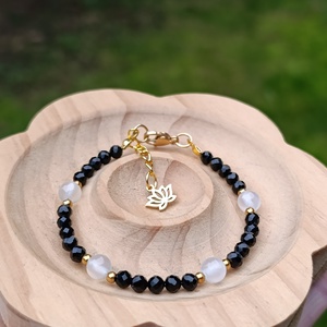 Védelem ásványkarkötő turmalinnal és szelenittel, lótusz medállal - ékszer - karkötő - ásványkarkötő - Meska.hu