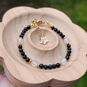 Védelem ásványkarkötő turmalinnal és szelenittel, lótusz medállal - ékszer - karkötő - ásványkarkötő - Meska.hu