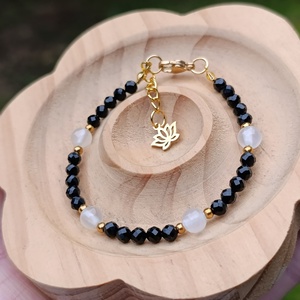 Védelem ásványkarkötő turmalinnal és szelenittel, lótusz medállal - Meska.hu