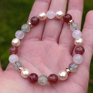 Ölelés ásványkarkötő prehnittel, eperkvarccal, rózsakvarccal és kagylóhéjjal, Ékszer, Karkötő, Ásványkarkötő, Ékszerkészítés, MESKA