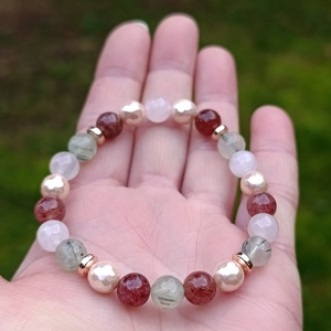 Ölelés ásványkarkötő prehnittel, eperkvarccal, rózsakvarccal és kagylóhéjjal - ékszer - karkötő - ásványkarkötő - Meska.hu