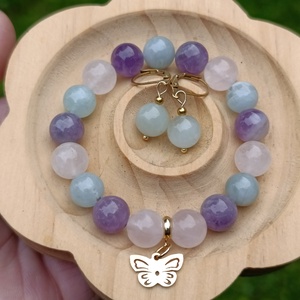 Akvamarin, ametiszt és rózsakvarc női ásvány karkötő pillangó medállal - ékszer - karkötő - ásványkarkötő - Meska.hu