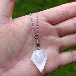 Szelenit csúcsmedál nemesacél nyakláncon - Meska.hu