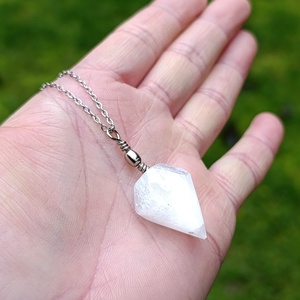Szelenit csúcsmedál nemesacél nyakláncon - kellékek & szerszámok - ásvány alapanyag - szelenit korong - Meska.hu