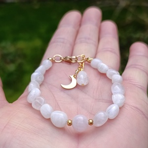 Szivárvány holdkő és madagaszkári rózsakvarc kapcsos női ásványkarkötő Hold medállal - ékszer - karkötő - ásványkarkötő - Meska.hu