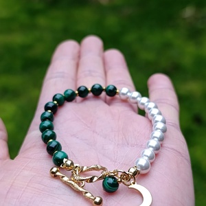 Női teremtő erő, érzelmi védelem és ciklikus egyensúly � malachit és kagylóhéj karkötő Hold medállal - ékszer - karkötő - ásványkarkötő - Meska.hu