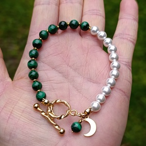 Női teremtő erő, érzelmi védelem és ciklikus egyensúly � malachit és kagylóhéj karkötő Hold medállal - ékszer - karkötő - ásványkarkötő - Meska.hu