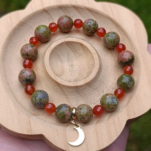 Unakit és karneol ásványkarkötő � a nőiességért, harmóniáért és belső gyógyulásért - ékszer - karkötő - ásványkarkötő - Meska.hu