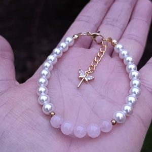 Rózsakvarc és kagylógyöngy kapcsos karkötő szitakötő medállal - ékszer - karkötő - ásványkarkötő - Meska.hu