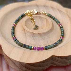 Smaragd és rubin ásványkarkötő pillangó dísszel, Ékszer, Karkötő, Ásványkarkötő, Ékszerkészítés, MESKA