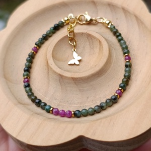 Smaragd és rubin ásványkarkötő pillangó dísszel - ékszer - karkötő - ásványkarkötő - Meska.hu