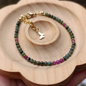 Smaragd és rubin ásványkarkötő pillangó dísszel - ékszer - karkötő - ásványkarkötő - Meska.hu