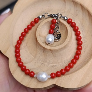 Vörös korall, édesvízi gyöngy és hegyikristály karkötő - ékszer - karkötő - gyöngyös karkötő - Meska.hu